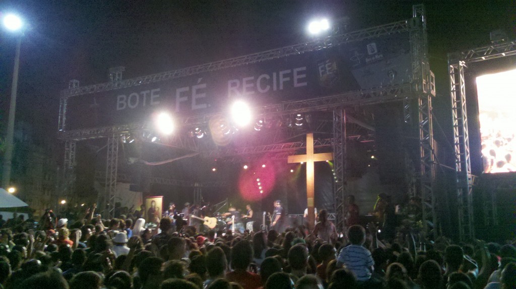 Palco do Bote Fé Recife, com a Cruz da Jornada e o Ícone de Nossa Senhora